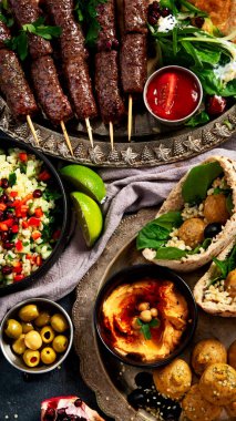 Orta Doğu ya da Arap mutfağı. Arka planda çeşitli yemekler var. Üst görünüm..