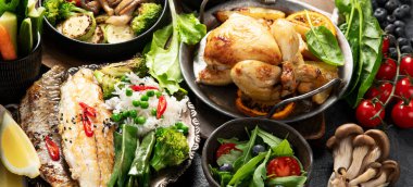 Siyah arka planda çeşitli et yemekleri, balık, salata, garnitür ve atıştırmalıklar. Üst Manzara. Panorama.