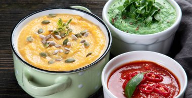 Sebze kremalı çorba koyu ahşap arka planda. 