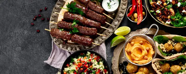 Orta Doğu ya da Arap mutfağı. Arka planda çeşitli yemekler var. Üst Manzara. Kopyalama alanı olan Panorama.