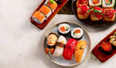 Hafif arka planda bir suşi seti. Kopyalama alanı olan üst görünüm