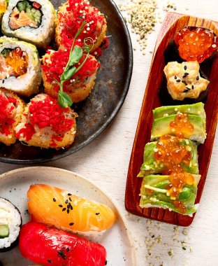 Hafif arka planda bir suşi seti. Üst görünüm