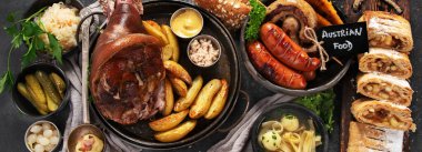 Klasik czech yemekleri seti. Siyah arka planda Çek mutfağından çeşitli geleneksel yemek koleksiyonları. Üst Manzara. Panorama.