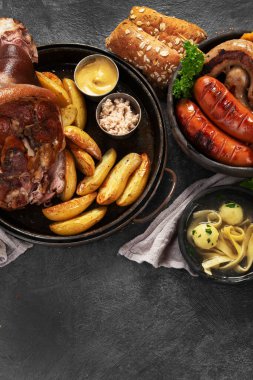 Klasik czech yemekleri seti. Siyah arka planda Çek mutfağından çeşitli geleneksel yemek koleksiyonları. Üst Manzara. Boşluğu kopyala.