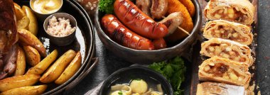 Klasik czech yemekleri seti. Siyah arka planda Çek mutfağından çeşitli geleneksel yemek koleksiyonları. Üst Manzara. Kopyalama alanı olan Panorama.