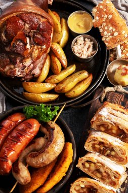 Klasik czech yemekleri seti. Siyah arka planda Çek mutfağından çeşitli geleneksel yemek koleksiyonları. Üst görünüm.