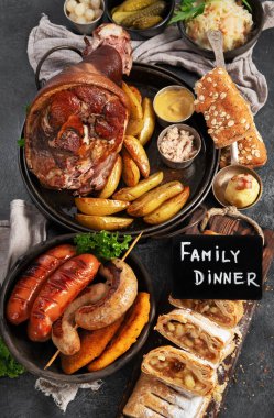 Klasik czech yemekleri seti. Siyah arka planda Çek mutfağından çeşitli geleneksel yemek koleksiyonları. Üst görünüm.