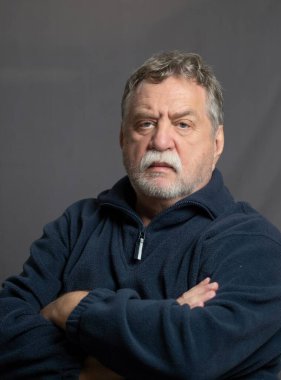 Bıyıklı beyaz bir adamın stüdyo portresi.