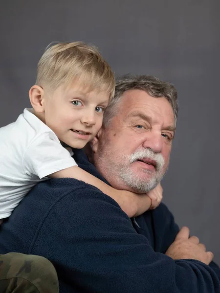 Studioporträt Eines Älteren Kaukasischen Mannes Mit Enkel — Stockfoto