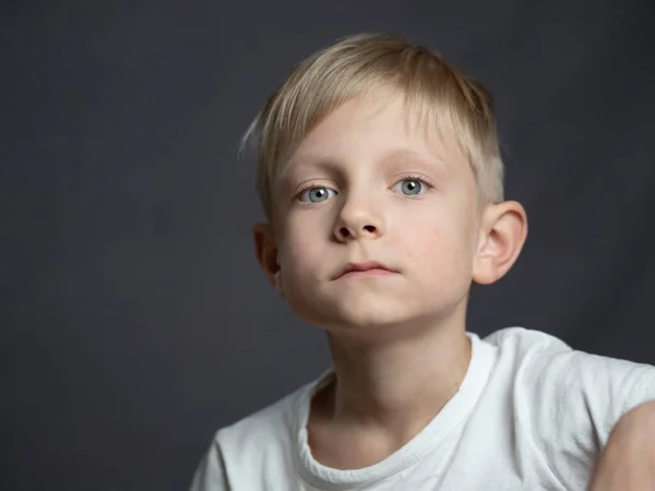 Studio Portret Niebieskookiej Blondynki Smutny Biały Chłopiec Patrząc Aparat — Zdjęcie stockowe