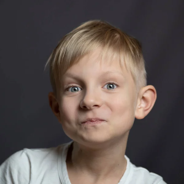 Studio Portret Niebieskookiej Blondynki Uśmiechniętego Białego Chłopca Patrzącego Kamerę — Zdjęcie stockowe