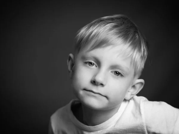 Schwarz Weißes Studioporträt Eines Blonden Kaukasischen Jungen Der Die Kamera — Stockfoto