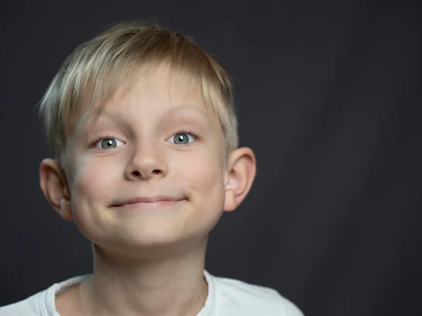 Studio Portret Niebieskookiej Blondynki Uśmiechniętego Białego Chłopca Patrzącego Kamerę — Zdjęcie stockowe