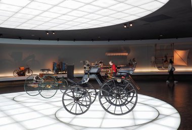 Stuttgart, Almanya - 29 Ekim 2022: Benz Patent-Motorwagen 1886 ve Daimler motorlu sepet 1886 Mercedes-Benz Müzesi