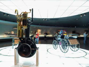 Stuttgart, Almanya - 29 Ekim 2022: Daimler Standuhr motoru Mercedes-Benz Müzesi 2