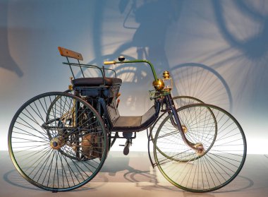Stuttgart, Almanya - 29 Ekim 2022: 1889 Daimler Motor-Quaricycle 