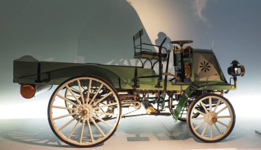 Stuttgart, Almanya - 29 Ekim 2022: 1899 Benz Motor Geschaftwagen Mercedes-Benz Müzesi