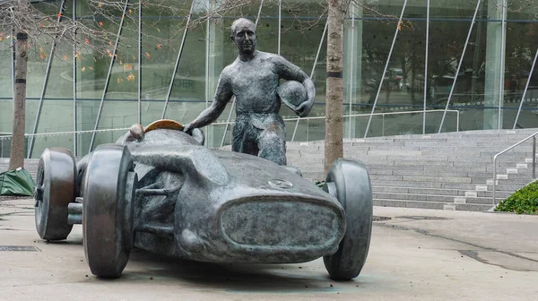 斯图加特 2022年10月29日 梅赛德斯 奔驰博物馆的胡安 曼努埃尔 范乔雕像 曼努埃尔 Juan Manuel Fangio — 图库照片