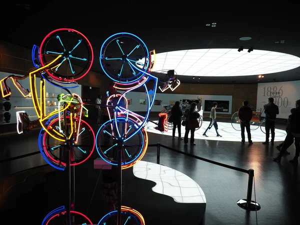 シュトゥットガルト ドイツ 2022年10月29日 メルセデス ベンツ博物館で展示されている色鮮やかなLedストリップで飾られた自転車 — ストック写真