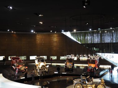 Stuttgart, Almanya - 28 Ekim 2022: Mercedes-Benz Müzesi 'ndeki sergide eski arabalar