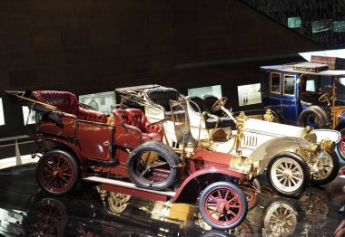 Stuttgart, Almanya - 28 Ekim 2022: Mercedes-Benz Müzesi 'ndeki sergide eski arabalar