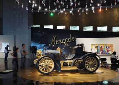 Stuttgart, Almanya - 28 Ekim 2022: Mercedes-Benz Müzesi 'ndeki sergide eski arabalar