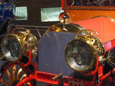 Stuttgart, Almanya - 28 Ekim 2022: Mercedes-Benz Müzesi 'ndeki sergide eski arabalar