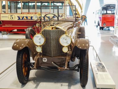 Stuttgart, Almanya - 28 Ekim 2022: Mercedes-Benz Knight 16 / 45 PS Tourwagen Mercedes Benz Müzesinde