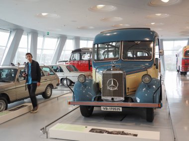 Stuttgart, Almanya - 28 Ekim 2022: 1940 Mercedes-Benz O 2600 Allwetter-Reiseomnibus Mercedes Benz Müzesi