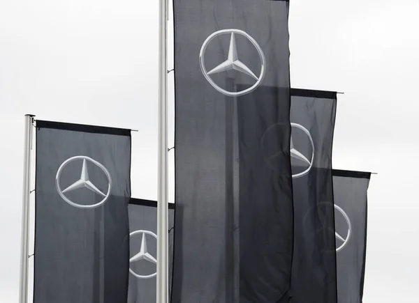 ドイツ シュトゥットガルト 2022年10月28日 メルセデス ベンツのロゴのついた旗がメルセデス ベンツ博物館の前に見られる — ストック写真
