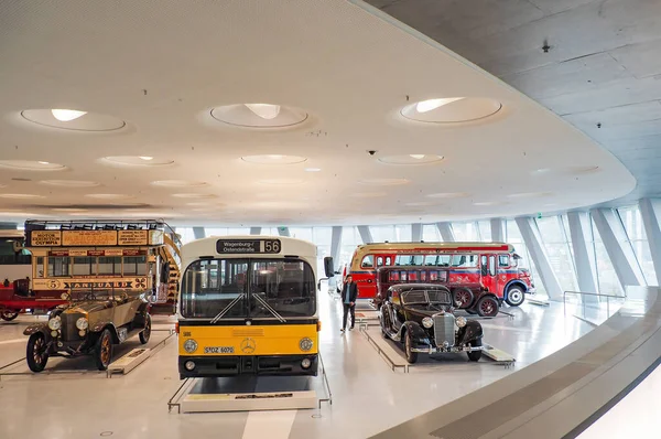 シュトゥットガルト ドイツ 2022年10月28日 メルセデス ベンツ博物館での博覧会で古い車やバス — ストック写真