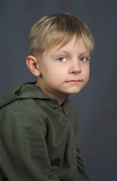 Studio Portrét Kavkazského Modrookého Chlapce Zelené Bundě Kapucí Šedém Pozadí — Stock fotografie