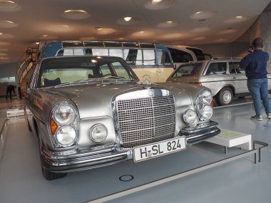 Stuttgart, Almanya - 28 Ekim 2022: 1972 Mercedes-Benz 300 SEL 6.3 Mercedes-Benz Müzesi