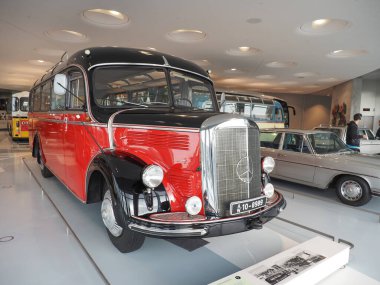 Stuttgart, Almanya - 28 Ekim 2022: 1952 Mercedes-Benz O 3500 Allwetter-Reiseoomnibus Mercedes-Benz Müzesi