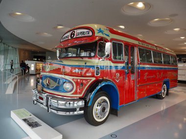 Stuttgart, Almanya - 28 Ekim 2022: 1972 Mercedes-Benz LO 1112 Omnibus Mercedes-Benz Müzesi