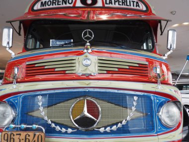 Stuttgart, Almanya - 28 Ekim 2022: Mercedes-Benz Müzesi 'nde 1972 Mercedes-Benz LO 1112 Omnibus radyatörü