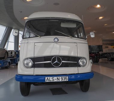 Stuttgart, Almanya - 28 Ekim 2022: 1965 Mercedes-Benz L406 Kastenwagen Mercedes-Benz Müzesi