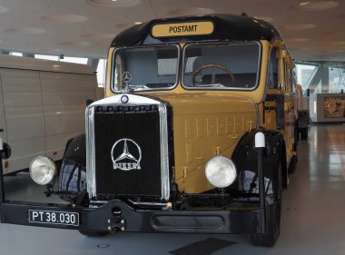 Stuttgart, Almanya - 28 Ekim 2022 Mercedes-Benz O 10000 cep telefonu Mercedes-Benz Müzesi Postası