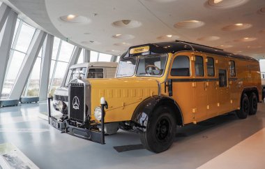 Stuttgart, Almanya - 28 Ekim 2022 Mercedes-Benz O 10000 cep telefonu Mercedes-Benz Müzesi Postası