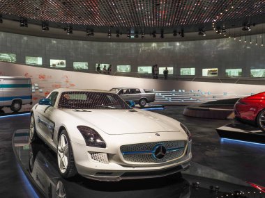 Stuttgart, Almanya - 28 Ekim 2022: 2002 Mercedes-Benz SLS AMG Mercedes-Benz Müzesi