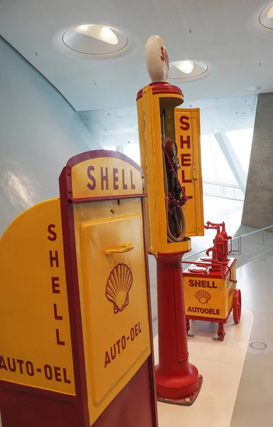 シュトゥットガルト ドイツ 2022年10月28日 メルセデス ベンツ博物館でシェルのロゴとアンティークカー燃料ポンプ — ストック写真