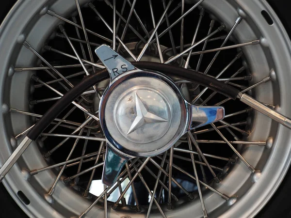 Στουτγάρδη Γερμανία Οκτωβρίου 2022 Λογότυπο Της Mercedes Benz Στο Τιμόνι — Φωτογραφία Αρχείου