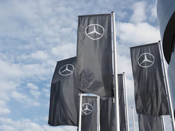Stuttgart Jerman Oktober 2022 Bendera Dengan Logo Mercedes Benz Melawan — Stok Foto