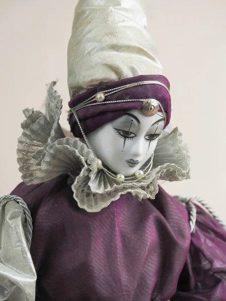 Porcelanowa Lalka Przedstawiająca Bohatera Commedia Del Arte Piero — Zdjęcie stockowe