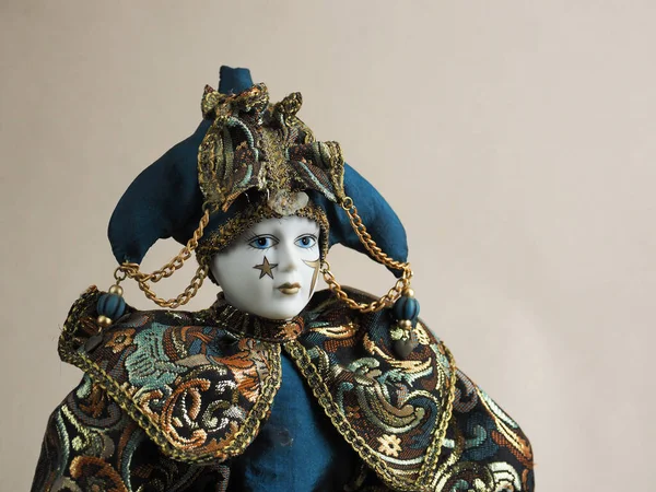 Κούκλα Πορσελάνη Απεικονίζει Τον Ήρωα Της Commedia Del Arte Harlequin — Φωτογραφία Αρχείου