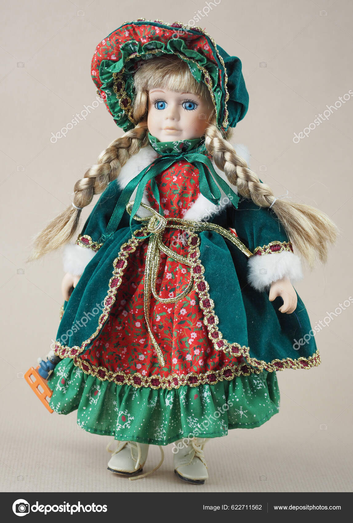 Vintage Κούκλα Πορσελάνη Κορίτσι Ξανθιά Πλεξούδες Μπλε Μάτια Ένα Πράσινο —  Φωτογραφία Αρχείου © igorgolovniov #622711562