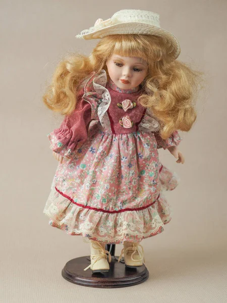 古色古香的瓷娃娃 金黄色头发 头发飘逸 棕色眼睛 粉色连衣裙 戴着草帽 — 图库照片