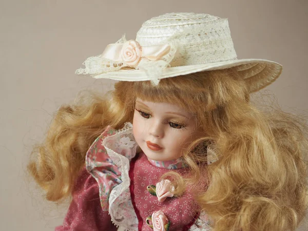 Vintage Κούκλα Πορσελάνη Χρυσά Μαλλιά Κορίτσι Ρέοντα Μαλλιά Καστανά Μάτια — Φωτογραφία Αρχείου