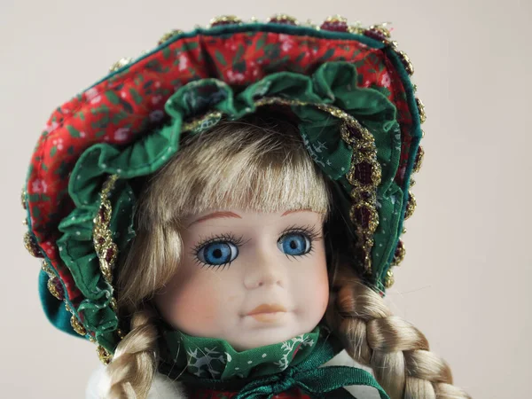 Vintage Porcelanowa Lalka Blondynka Warkoczami Niebieskimi Oczami Zielonej Sukience Czerwonym — Zdjęcie stockowe
