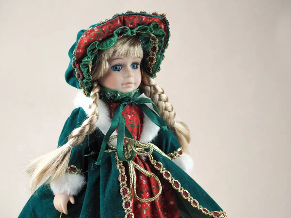 Vintage Porcelana Boneca Menina Loira Com Tranças Com Olhos Azuis — Fotografia de Stock